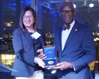 Sonya Smith, Ph.D., chair of the ASME Foundation presents Dr. Oscar Barton Jr. with the Edwin F Church Medal.